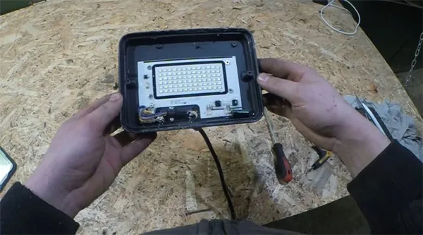 Ремонт светодиодных прожекторов Как разобрать прожектор светодиодный